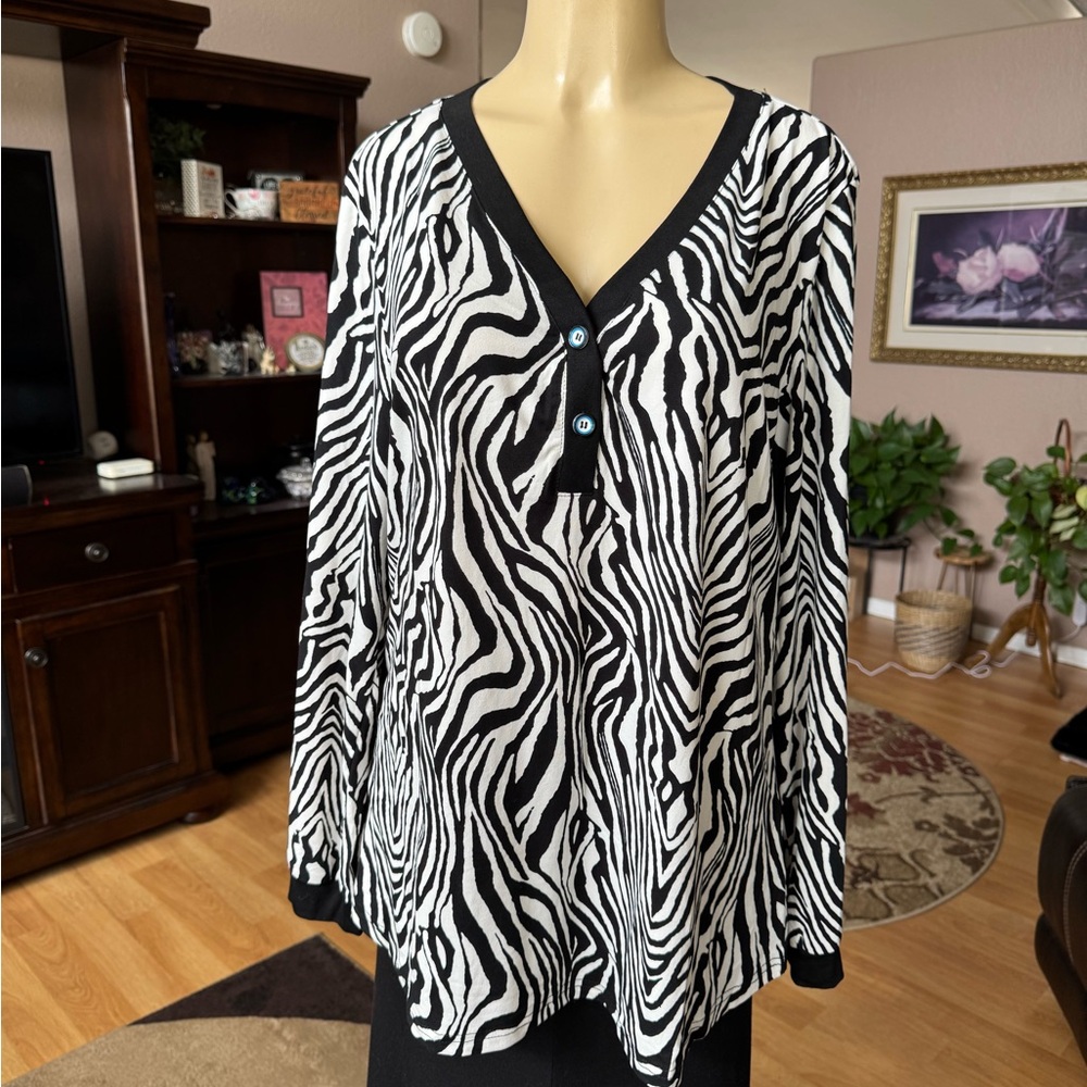 Boutique zebra print long sleeve Vneck blouse-size XL